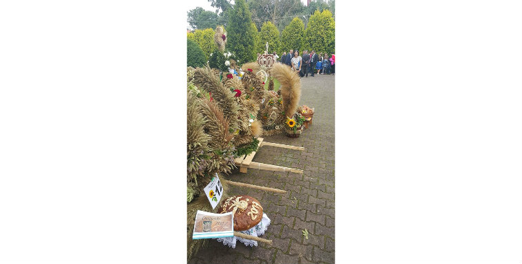 Wieńce zgromadzone przed kościołem w Starym Dzierzgoniu. Było ich naprawdę sporo!