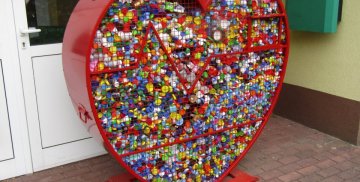 Zdjęcie przedstawia pojemnik na nakrętki w kształcie serca