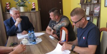 3 osoby podpisują umowę