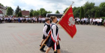 Uczniowie podczas uroczystości zakończenia roku szkolnego.