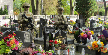 Żołnierze na cmentarzu w Starym Polu