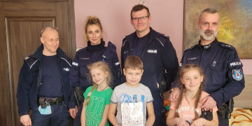 Policjanci z dziećmi z Ukrainy
