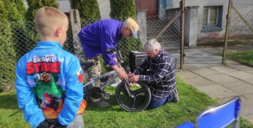 Krzysztof Mikołąjczyk naprawia rower