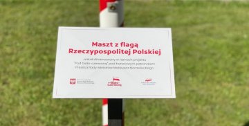 Tabliczka informująca o maszcie sfinansowanym z projektu "Pod biało-czerwoną"