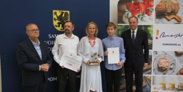 Przedstawiciele Ekologicznego Gospodarstwa Rolno-Szkółkarskiego z Janówki z Marszałkiem Województwa Pomorskiego