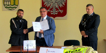 Strażacy OSP odbierają sprzęt