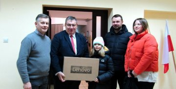 Przekazanie laptopa dla ucznia