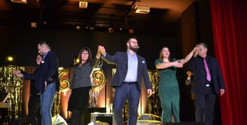 Aktorzy i widzowie na scenie podczas widowiska "Operetka nie taka straszna"